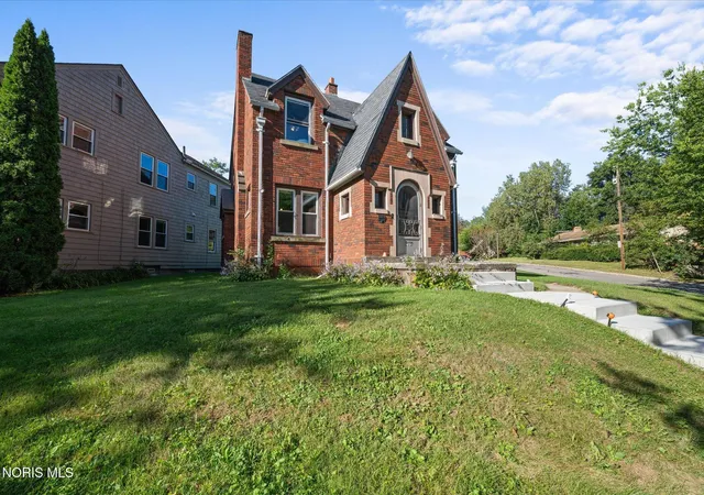 Photo 2 of Single family home for sale at 2119 Kensington Rd, Toledo, OH 43607 | MLS# 10012949 | Listing updated on 2026-09-29