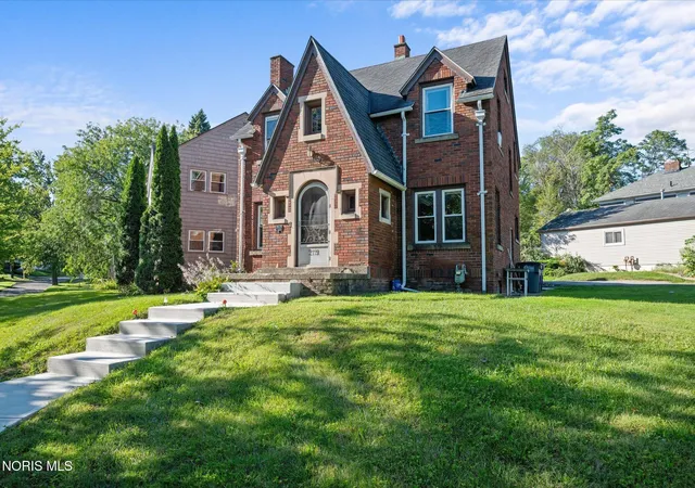 Photo 3 of Single family home for sale at 2119 Kensington Rd, Toledo, OH 43607 | MLS# 10012949 | Listing updated on 2026-09-29