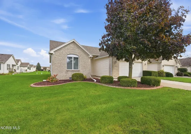 Photo 3 of House for sale at 4255 W Waterbend Dr, Maumee, OH 43537 | MLS# 10013005 | Listing updated on 2026-09-29