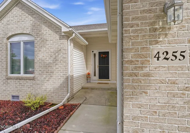 Photo 4 of House for sale at 4255 W Waterbend Dr, Maumee, OH 43537 | MLS# 10013005 | Listing updated on 2026-09-29