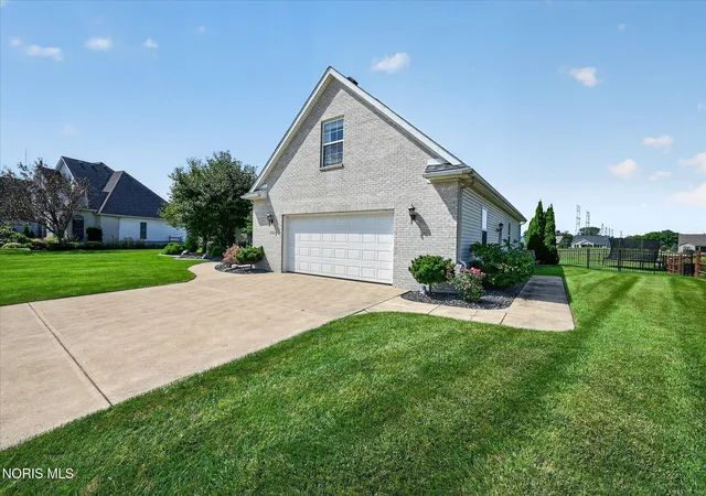 Photo 2 of Single family home for sale at 1609 Grand Bay Dr, Oregon, OH 43616 | MLS# 10013004 | Listing updated on 2026-10-06