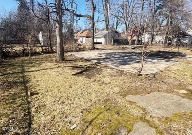 Listing Photo 4 - Condo for sale in building located at 1817 Waite Ave, Toledo, OH 43606
