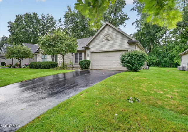 Photo 4 of Condo for sale at 3829 Hampstead Dr, Sylvania, OH 43560 | MLS# 10013056 | Listing updated on 2026-10-01