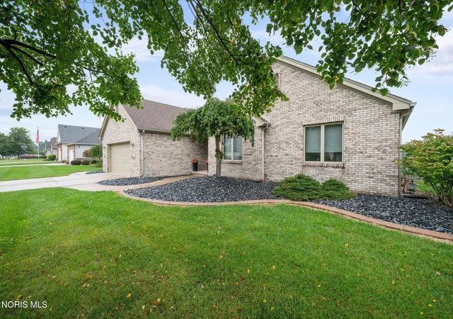 Photo 3 of Single family home for sale at 1733 Spring Forest Dr, Oregon, OH 43616 | MLS# 10013089 | Listing updated on 2026-09-21