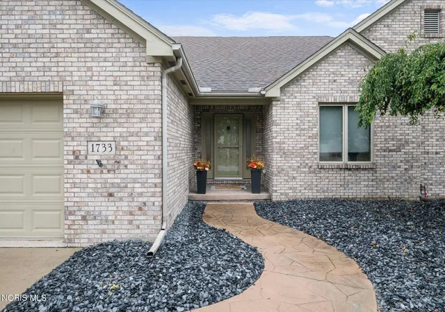 Photo 4 of Single family home for sale at 1733 Spring Forest Dr, Oregon, OH 43616 | MLS# 10013089 | Listing updated on 2026-09-21
