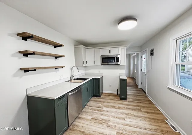 Photo 3 of Single family home for sale at 3133 Cragmoor Ave, Toledo, OH 43614 | MLS# 10014571 | Listing updated on 2026-10-16