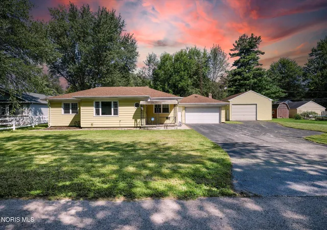 Photo 2 of Single family home for sale at 1924 Brancaster Rd, Toledo, OH 43615 | MLS# 10013062 | Listing updated on 2026-09-08