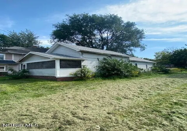 Photo 2 of Single family home for sale at 1019 Gordon St, Toledo, OH 43609 | MLS# 10013055 | Listing updated on 2026-09-20