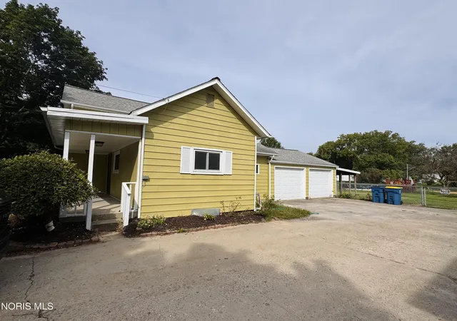 Photo 2 of Single family home for sale at 128 W Gas St, Edgerton, OH 43517 | MLS# 10013178 | Listing updated on 2026-10-01