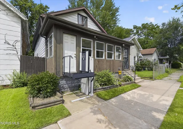 Photo 2 of Single family home for sale at 817 Yates St, Toledo, OH 43608 | MLS# 10013300 | Listing updated on 2026-09-11