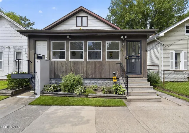 Photo 2 of Single family home for sale at 817 Yates St, Toledo, OH 43608 | MLS# 10013300 | Listing updated on 2026-09-11