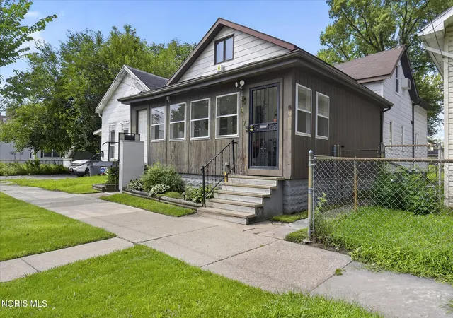 Photo 3 of Single family home for sale at 817 Yates St, Toledo, OH 43608 | MLS# 10013300 | Listing updated on 2026-09-11