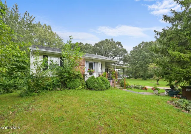 Photo 3 of Single family home for sale at 8512 Manci Dr, Sylvania, OH 43560 | MLS# 10013209 | Listing updated on 2026-10-01