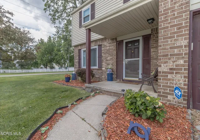Photo 3 of Single family home for sale at 6218 White Oak Dr, Toledo, OH 43615 | MLS# 10013112 | Listing updated on 2026-09-14