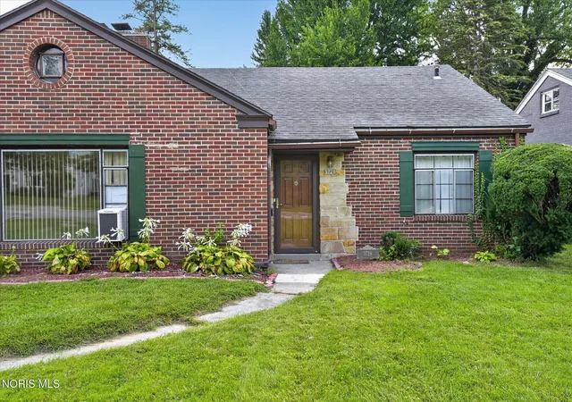 Photo 4 of Single family home for sale at 3728 Indian Rd, Ottawa Hills, OH 43606 | MLS# 10013284 | Listing updated on 2026-09-11