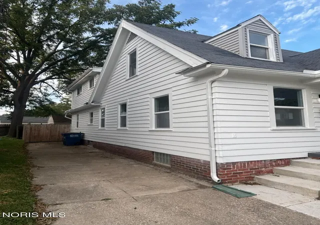 Photo 2 of Single family home for sale at 1260 Craigwood Rd, Toledo, OH 43612 | MLS# 10013127 | Listing updated on 2026-09-09