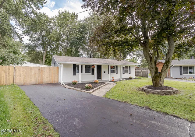 Photo 1 of Single family home for sale at 1002 Park Ln, Toledo, OH 43615 | MLS# 10013189 | Listing updated on 2026-10-02