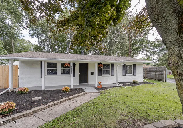 Photo 2 of Single family home for sale at 1002 Park Ln, Toledo, OH 43615 | MLS# 10013189 | Listing updated on 2026-10-02