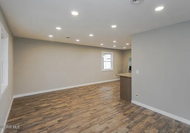 Photo 3 of Single family home for sale at 1002 Park Ln, Toledo, OH 43615 | MLS# 10013189 | Listing updated on 2026-10-02