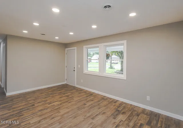 Photo 4 of Single family home for sale at 1002 Park Ln, Toledo, OH 43615 | MLS# 10013189 | Listing updated on 2026-10-02