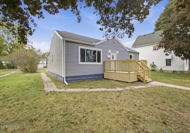 Photo 2 of Single family home for sale at 242 Sycamore St, Fostoria, OH 44830 | MLS# 10013583 | Listing updated on 2026-10-06