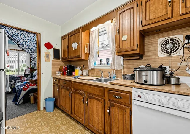 Photo 4 of Single family home for sale at 3702 Kershaw Ave, Toledo, OH 43613 | MLS# 10013196 | Listing updated on 2026-09-10