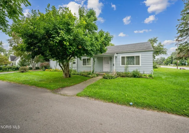 Photo 2 of Sale Pending at 2927 W Alexis Rd, Toledo, OH 43613 | MLS# 10013273 | Listing updated on 2026-09-16