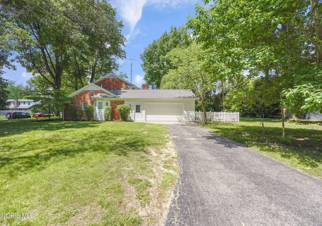 Photo 3 of Single family home for sale at 3610 Chesterton Dr, Toledo, OH 43615 | MLS# 10013213 | Listing updated on 2026-09-28