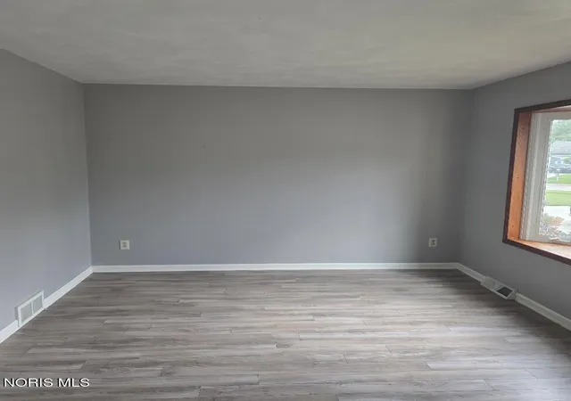 Photo 3 of Sale Pending at 6032 Willowvale Dr, Toledo, OH 43615 | MLS# 10013237 | Listing updated on 2026-10-19
