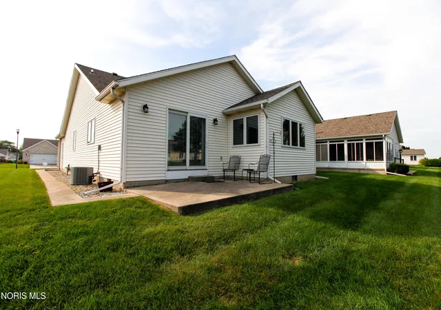 Photo 4 of Sale Pending at 4459 E Clearwater Dr, Maumee, OH 43537 | MLS# 10013243 | Listing updated on 2026-09-27