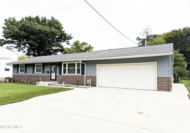 Photo 2 of Sale Pending at 1004 Leonard Ct, Fostoria, OH 44830 | MLS# 10013251 | Listing updated on 2026-09-25