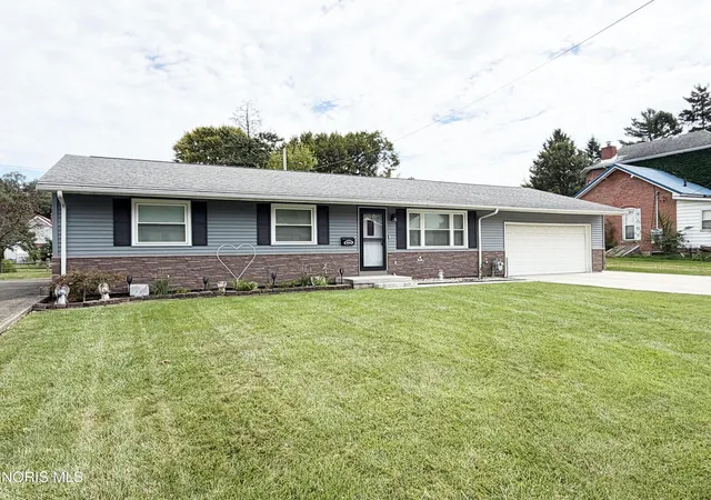 Photo 3 of Sale Pending at 1004 Leonard Ct, Fostoria, OH 44830 | MLS# 10013251 | Listing updated on 2026-09-25