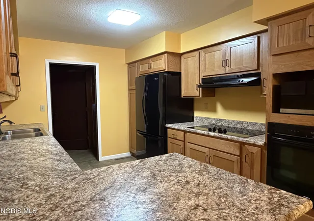 Photo 4 of Sale Pending at 1004 Leonard Ct, Fostoria, OH 44830 | MLS# 10013251 | Listing updated on 2026-09-25
