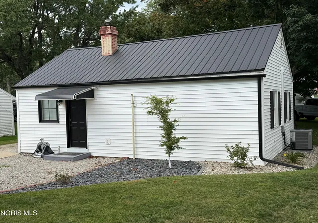 Photo 4 of Single family home for sale at 448 N Elm St, Edgerton, OH 43517 | MLS# 10013259 | Listing updated on 2026-09-14