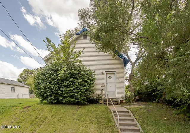 Photo 2 of Single family home for sale at 221 Segur Ave, Toledo, OH 43609 | MLS# 10013326 | Listing updated on 2026-09-11