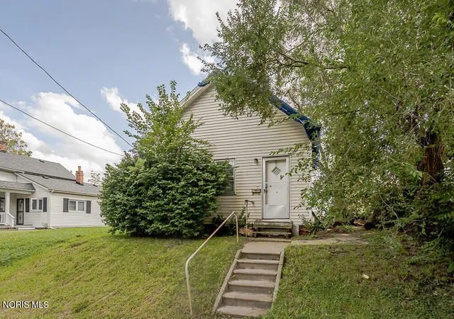 Photo 2 of Single family home for sale at 221 Segur Ave, Toledo, OH 43609 | MLS# 10013326 | Listing updated on 2026-09-11