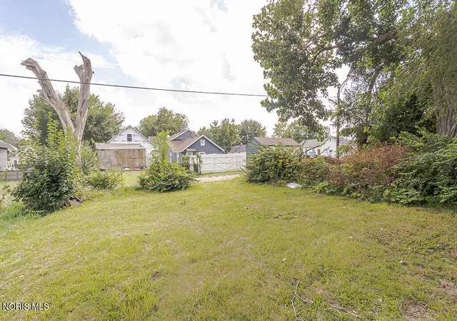 Photo 3 of Single family home for sale at 221 Segur Ave, Toledo, OH 43609 | MLS# 10013326 | Listing updated on 2026-09-11