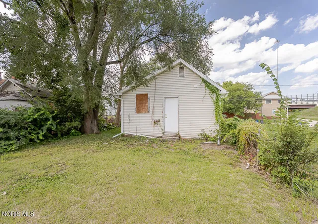 Photo 4 of Single family home for sale at 221 Segur Ave, Toledo, OH 43609 | MLS# 10013326 | Listing updated on 2026-09-11