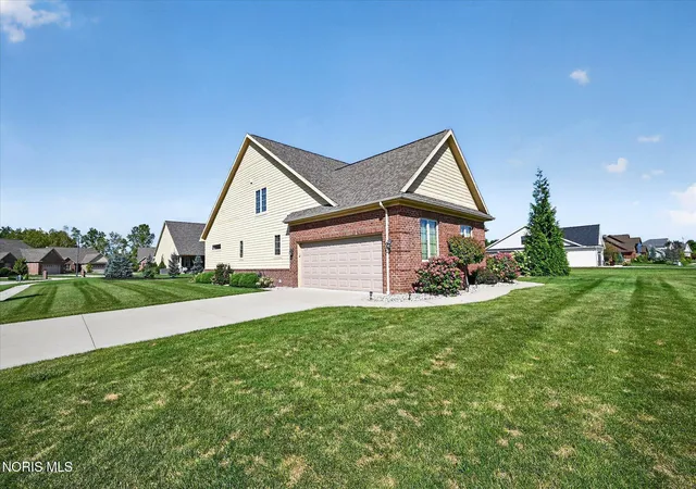 Photo 2 of Single family home for sale at 902 Pine Valley Dr, Bowling Green, OH 43402 | MLS# 10013497 | Listing updated on 2026-10-05