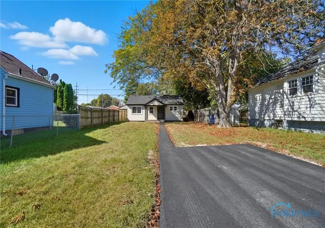 Photo 3 of Single family home for sale at 913 Coventry Ave, Toledo, OH 43607 | MLS# 10013345 | Listing updated on 2026-09-14