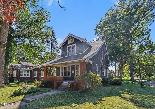 Photo 2 of Single family home for sale at 2047 Central Grv Ave, Toledo, OH 43614 | MLS# 10013328 | Listing updated on 2026-10-21