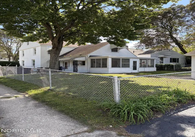Photo 3 of Single family home for sale at 4037 Bowen Rd, Toledo, OH 43613 | MLS# 10013315 | Listing updated on 2026-10-20