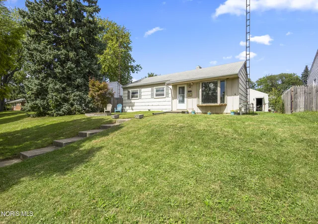 Photo 2 of Single family home for sale at 2039 N Ravine Pkwy, Toledo, OH 43605 | MLS# 10013355 | Listing updated on 2026-09-24