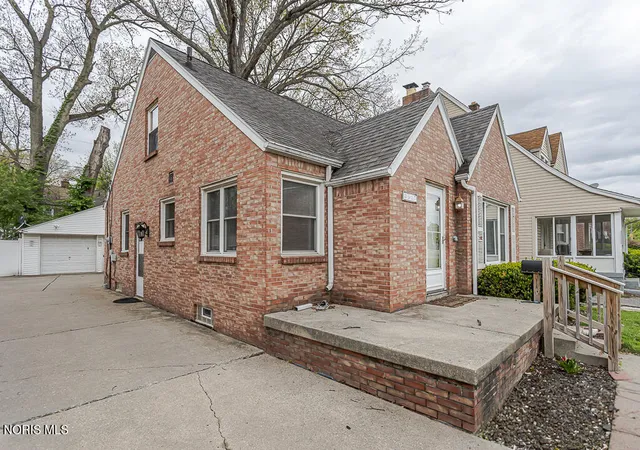 Photo 3 of Single family home for sale at 3517 Douglas Rd, Toledo, OH 43606 | MLS# 10013349 | Listing updated on 2026-10-05