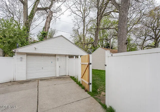 Photo 3 of Single family home for sale at 3517 Douglas Rd, Toledo, OH 43606 | MLS# 10013349 | Listing updated on 2026-10-27