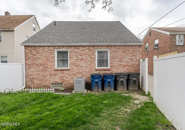 Photo 4 of Single family home for sale at 3517 Douglas Rd, Toledo, OH 43606 | MLS# 10013349 | Listing updated on 2026-10-27