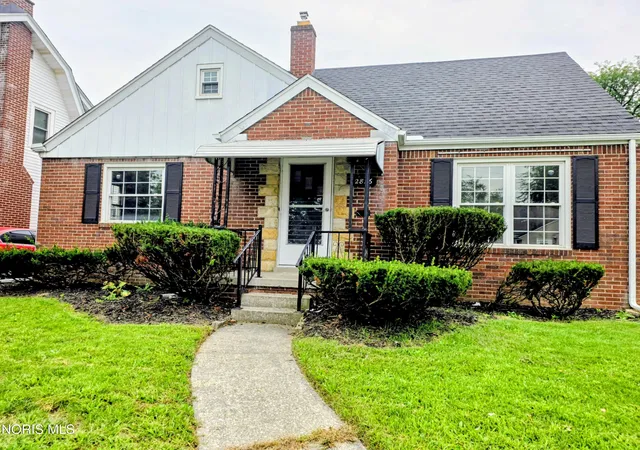 Photo 2 of Single family home for sale at 2826 Latonia Blvd, Toledo, OH 43606 | MLS# 10013361 | Listing updated on 2026-10-07