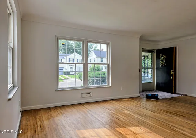 Photo 3 of Sale Pending at 2826 Latonia Blvd, Toledo, OH 43606 | MLS# 10013361 | Listing updated on 2026-10-24