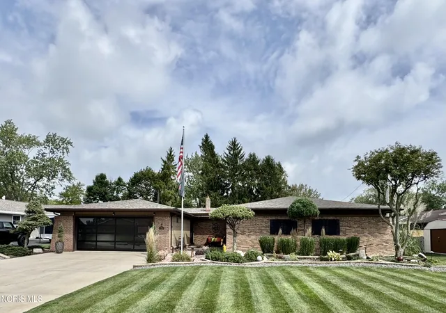 Photo 1 of Single family home for sale at 611 Oxford Dr, Bryan, OH 43506 | MLS# 10013422 | Listing updated on 2026-10-19