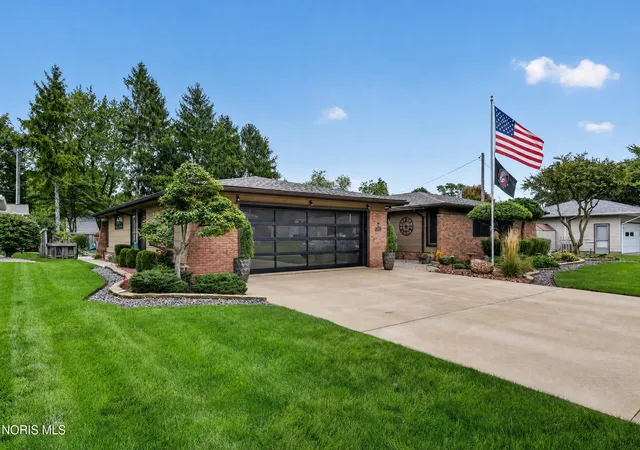Photo 2 of Single family home for sale at 611 Oxford Dr, Bryan, OH 43506 | MLS# 10013422 | Listing updated on 2026-10-19